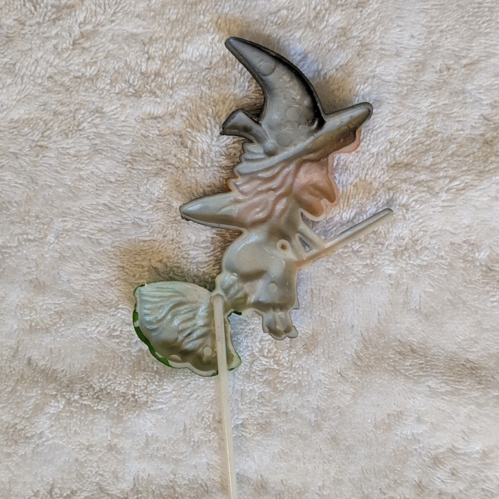 Vintage 70s Halloween Cake Topper Hard Plastic Witch Riding Broom Holiday Season - Picture 3 of 3